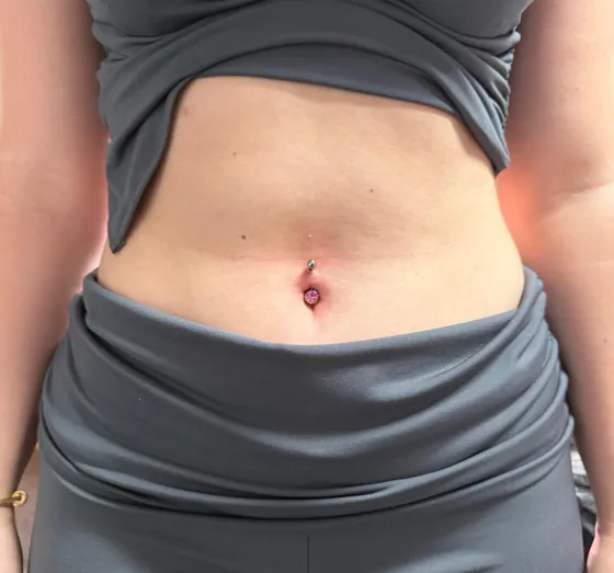 Bauchnabelpiercing mit rosa Stein