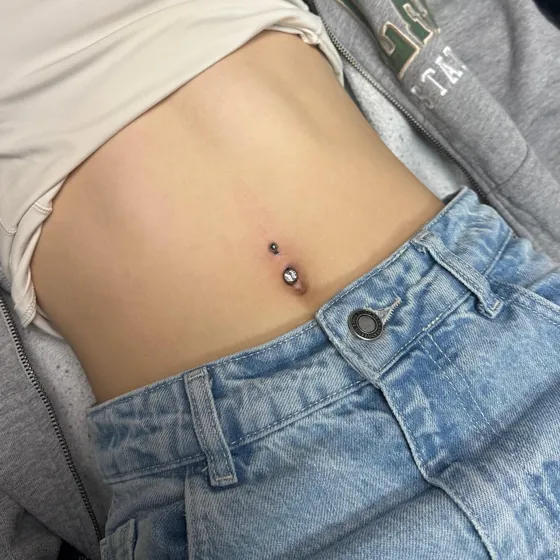 Bauchnabelpiercing mit Kugelschmuck