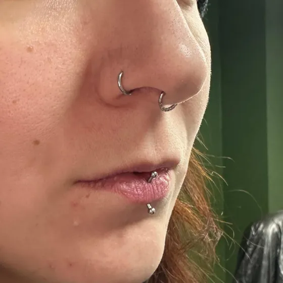 Nasen- und Lippenpiercing mit Ringen