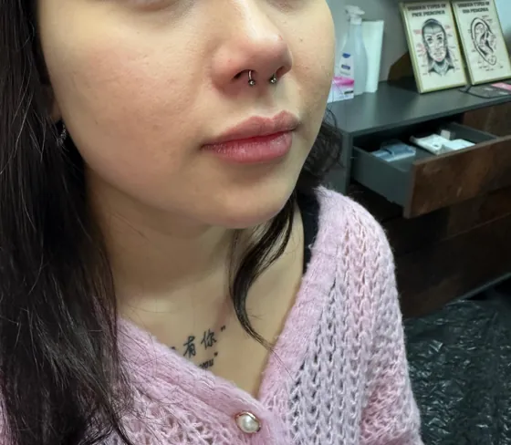 Nasenpiercing mit feinem Ring