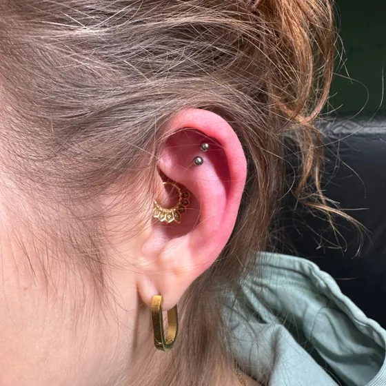 Ohrknorpel-Piercings mit goldenem Ring