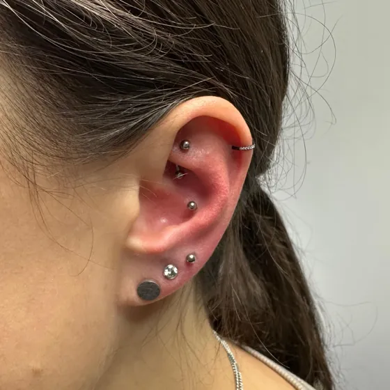 Mehrere Piercings am Ohrknorpel