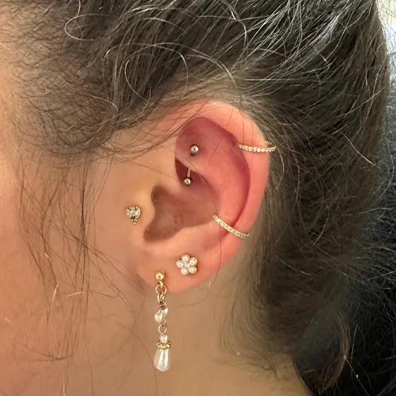 Ohrpiercings mit Perlen- und Blütenschmuck