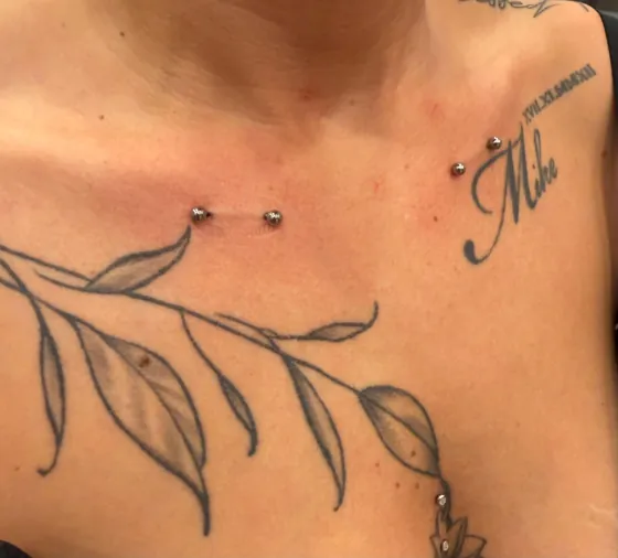 Surface-Piercing am Schlüsselbein